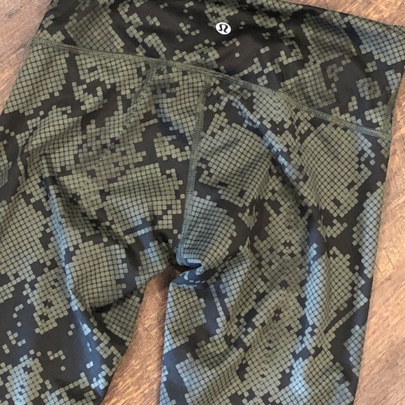 Lululemon size 4 excellent condition - Picture 3 of 5